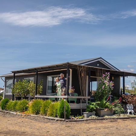 Beach Front Wine Makers Cottage Te Awanga ภายนอก รูปภาพ