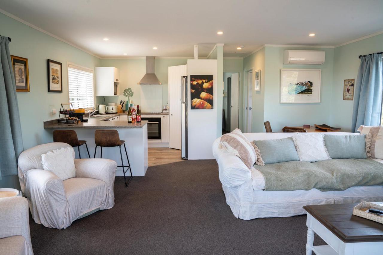 Beach Front Wine Makers Cottage Te Awanga ภายนอก รูปภาพ