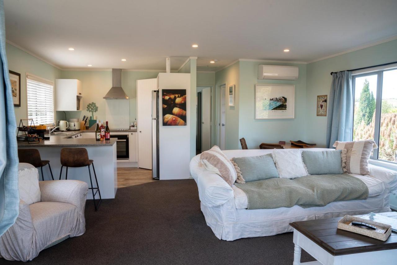 Beach Front Wine Makers Cottage Te Awanga ภายนอก รูปภาพ