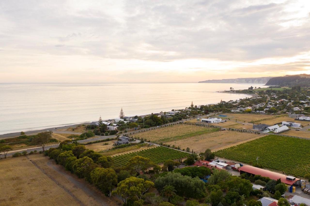 Beach Front Wine Makers Cottage Te Awanga ภายนอก รูปภาพ