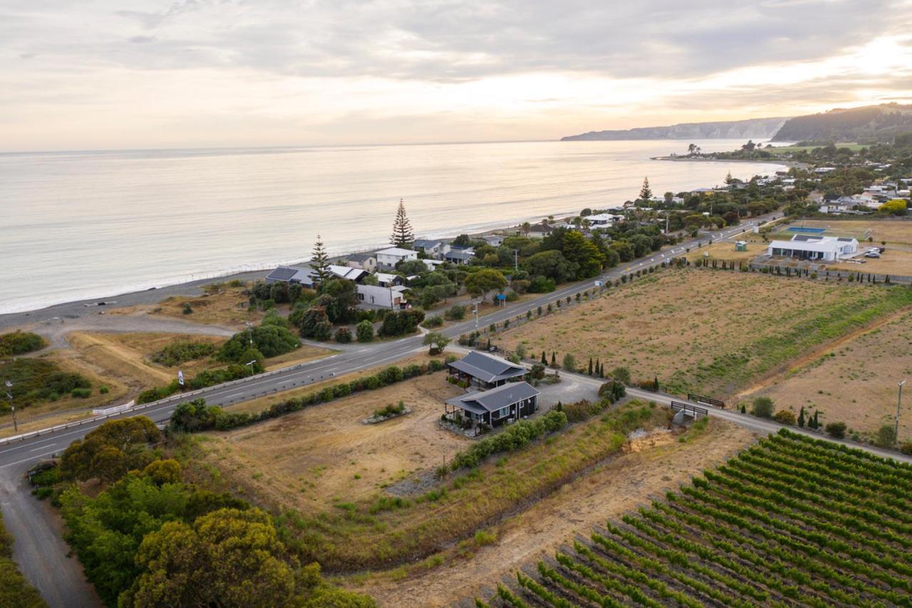 Beach Front Wine Makers Cottage Te Awanga ภายนอก รูปภาพ